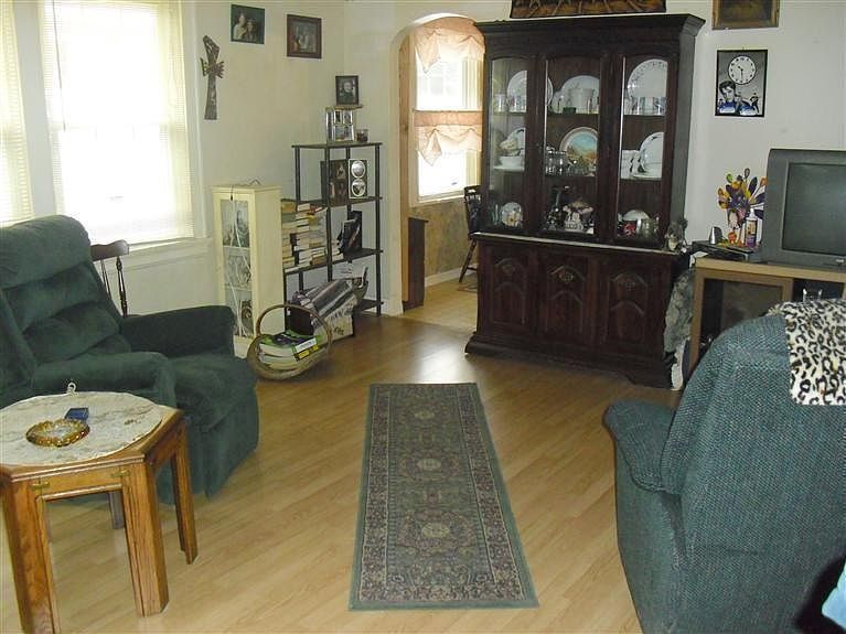 2nd image of 221 Ivanhoe Ave