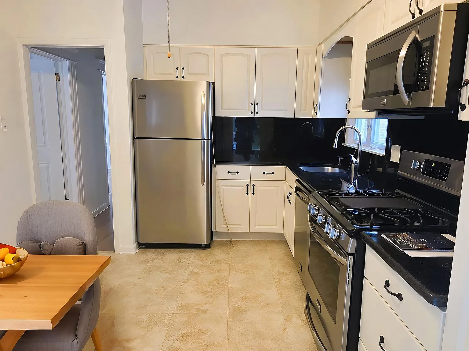 2 bed, 1100 sqft, $3,100 — Photo 3