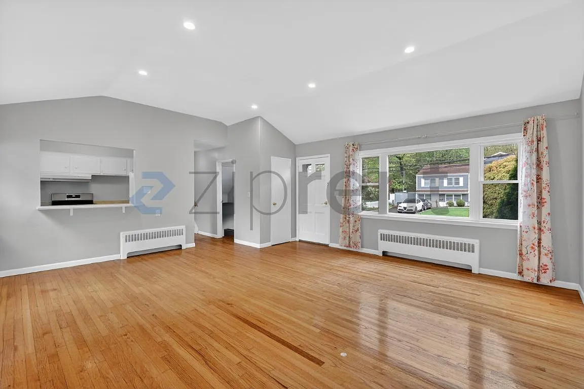 3 bed, 1.5 bath, 1255 sqft, $5,500 — Photo 1