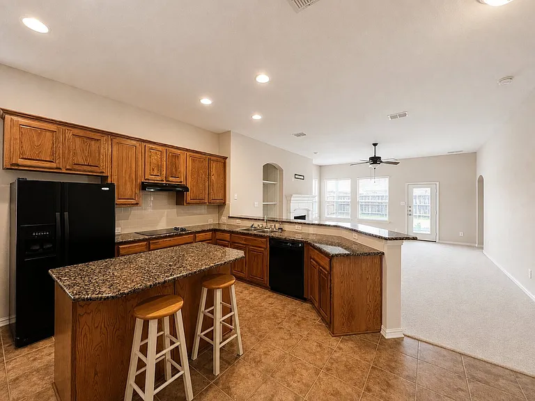 5724 Silverton Ave — Photo 4