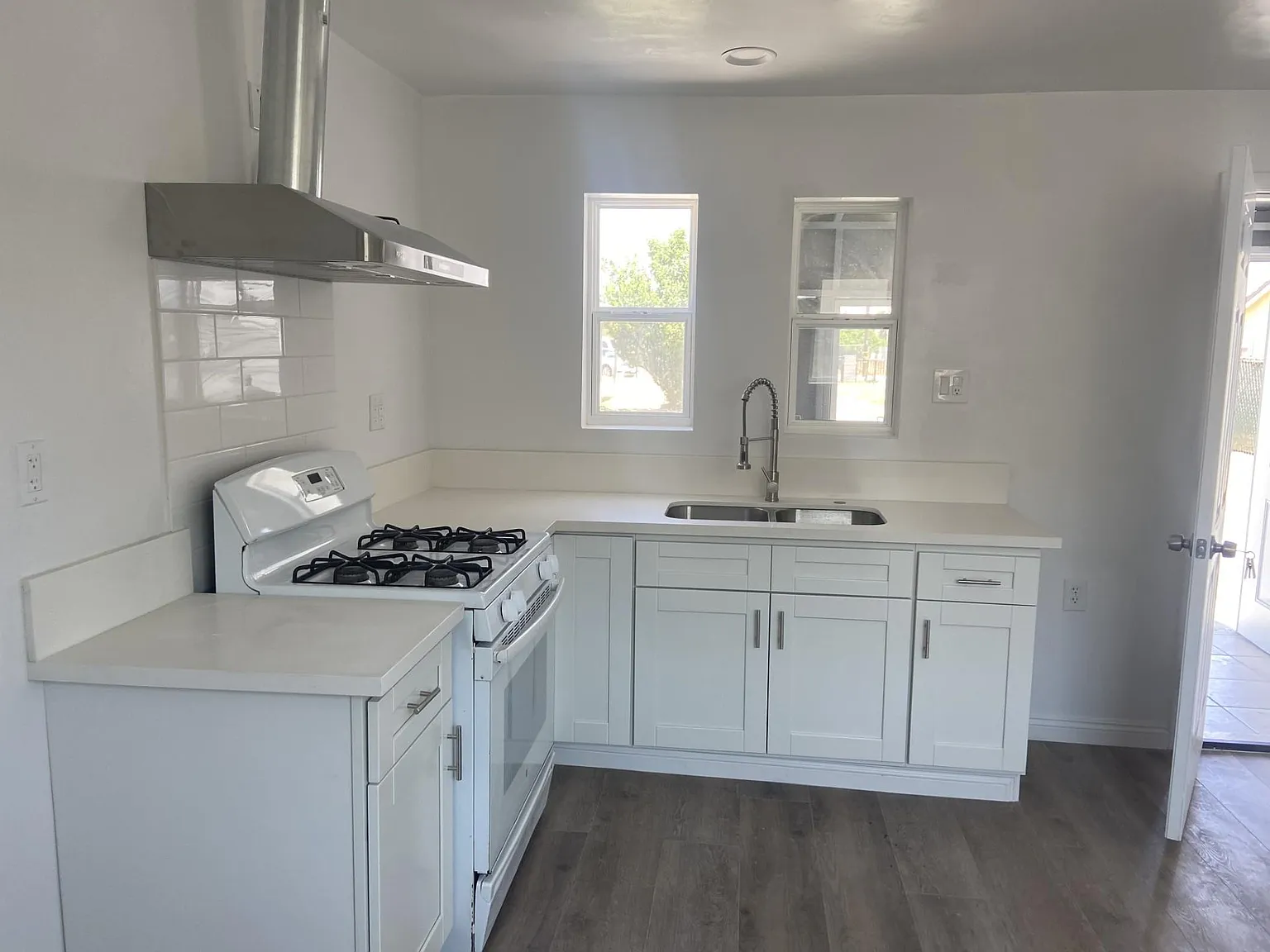 1 bed, 420 sqft, $1,800 — Photo 2