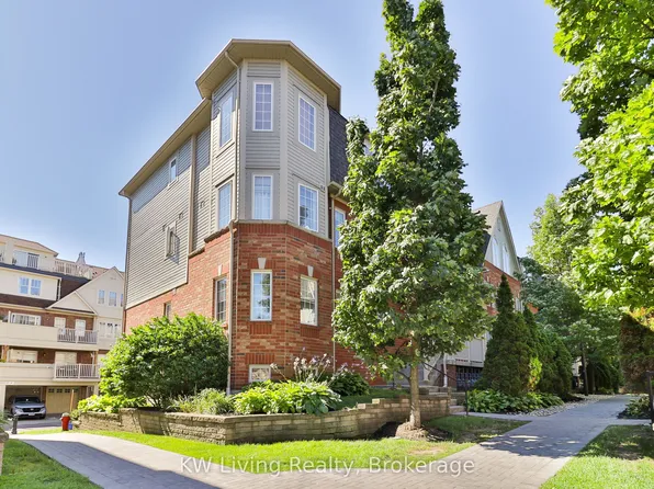 740 Neighbourhood Cir #4, Mississauga, ON L5B 0B8