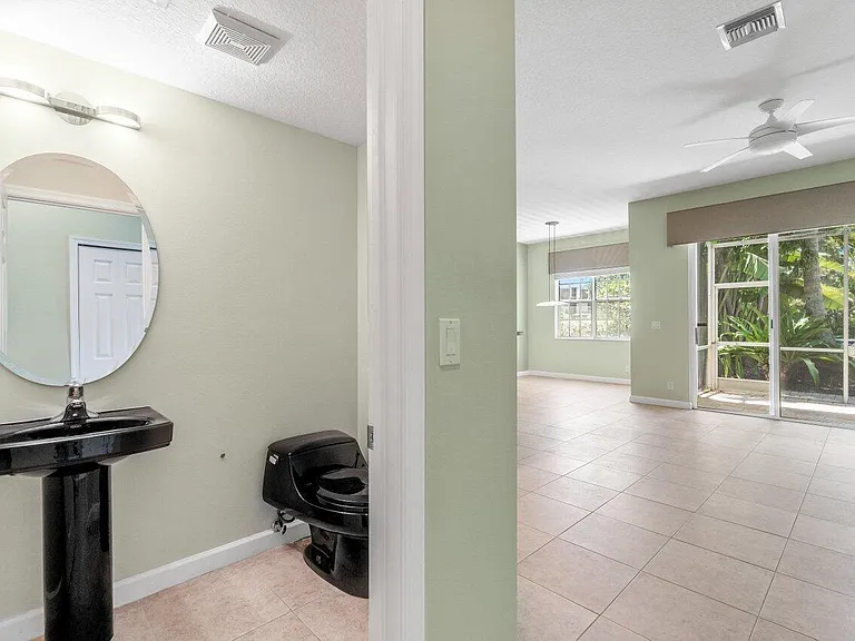 526 Commons Dr — Photo 14