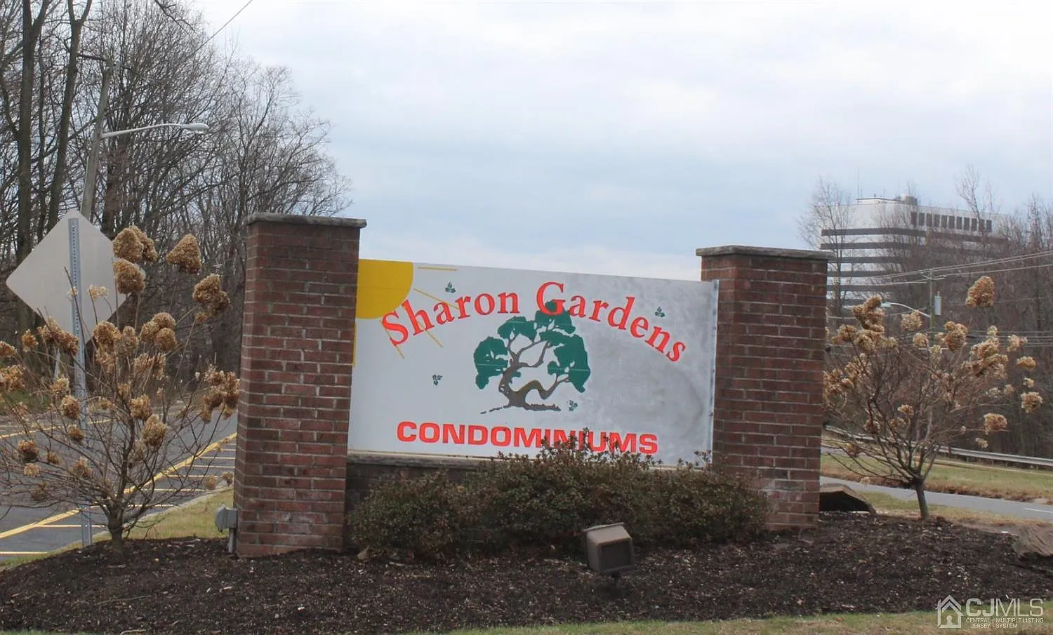 321 Sharon Ct photo 1