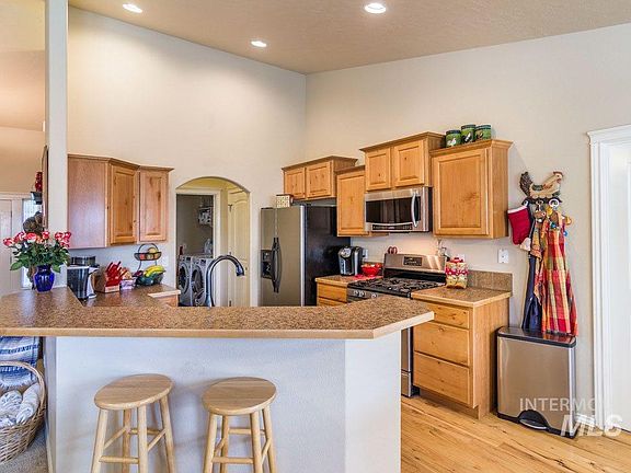 5th image of 1011 Valiant Ave