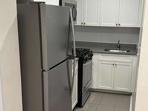 3rd image of 3135 Crescent St APT 3P