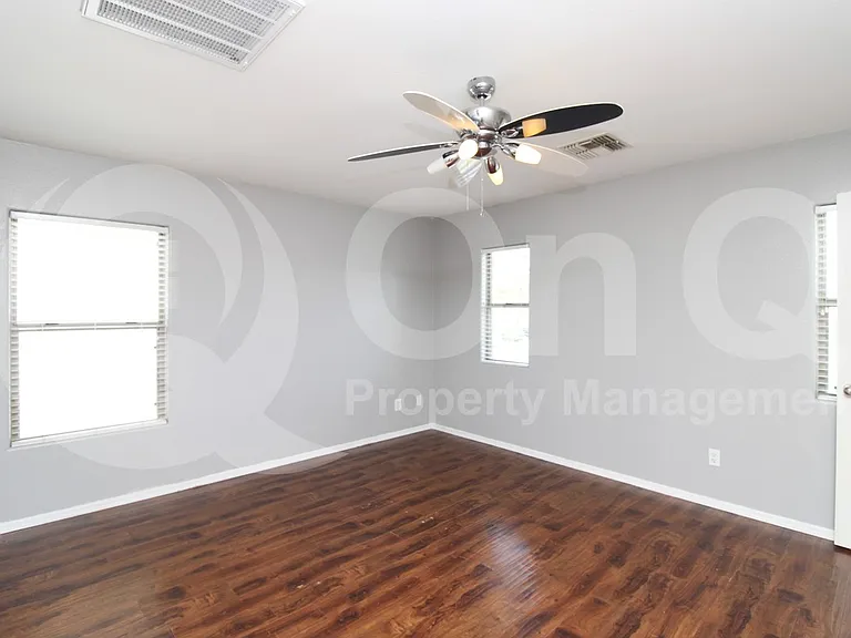 7644 S 64th Ln — Photo 13