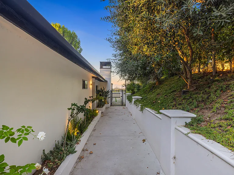 16725 Oak View Dr — Photo 4