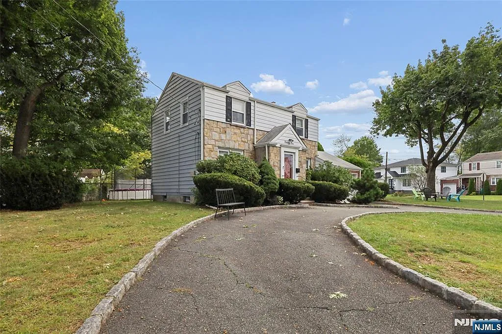 3 bed, 1.5 bath, $5,500 — Photo 2