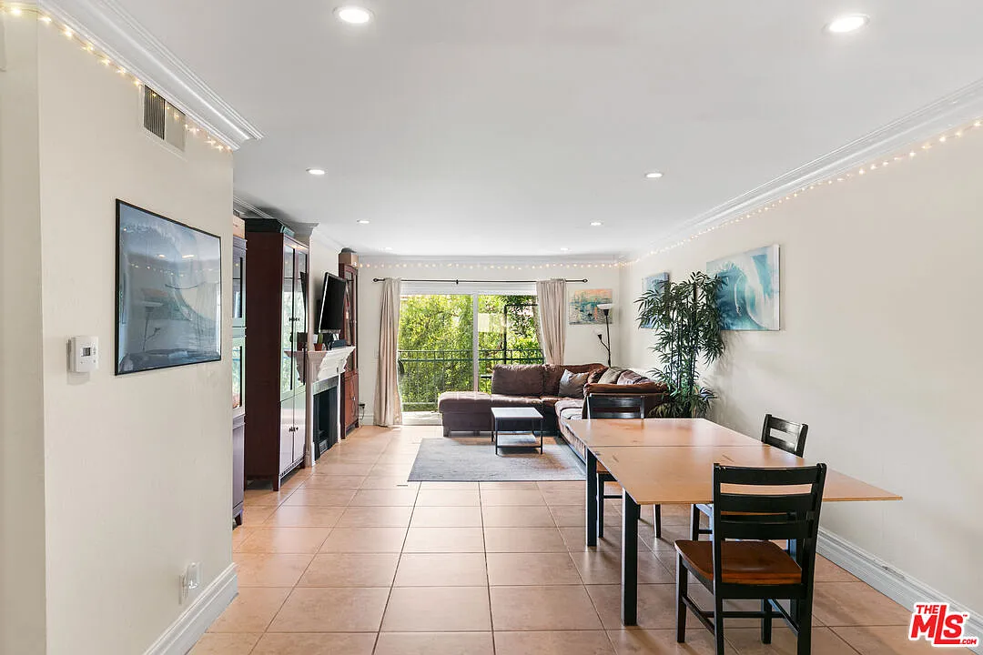 2 bed, 2.0 bath, 1056 sqft, $4,500 — Photo 3