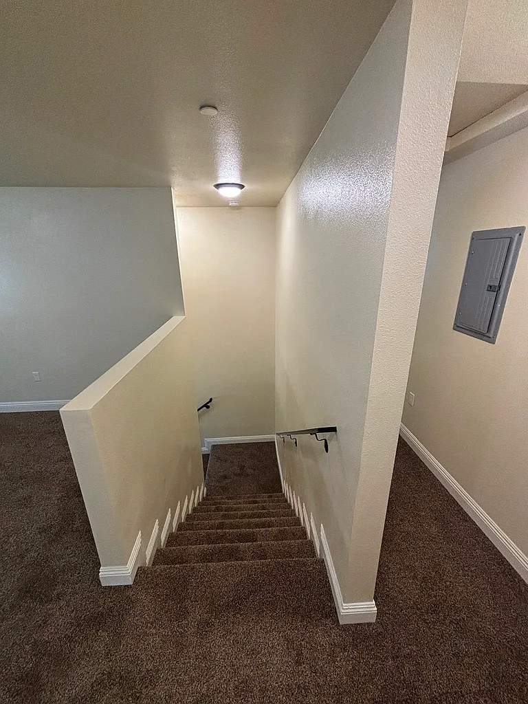 5 bed, 1893 sqft, $4,200 — Photo 3