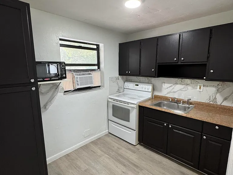 1113 SW 15th Ter #11 — Photo 9