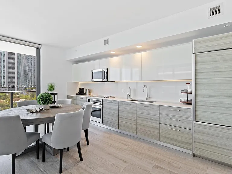 121 NE 34th St #1008 — Photo 10