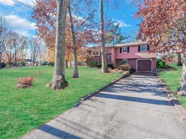 26 White Oak Drive, Smithtown, NY 11787