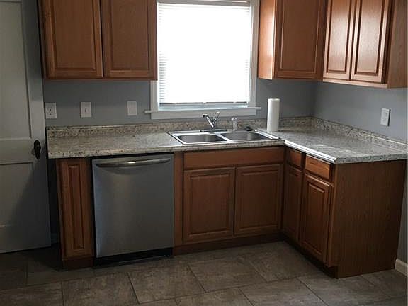 3rd image of 142 Shoop Ave