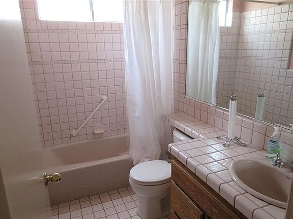 5th image of 18 Cambridge Dr W #18