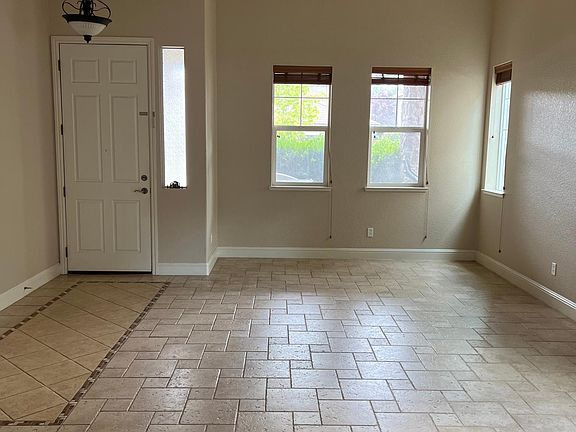 3rd image of 1015 Hildebrand Cir