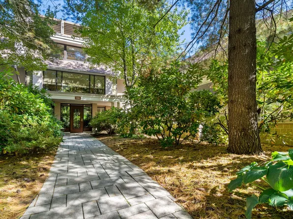 228 Allandale Rd APT 2A, Chestnut Hill, MA 02467