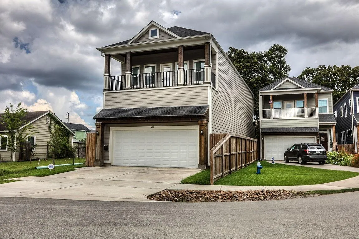 3 bed, 2.5 bath, 2900 sqft, $5,800 — Photo 2
