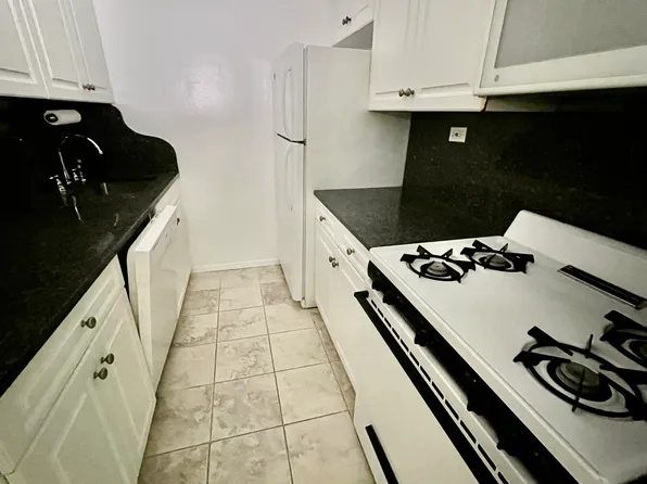 1360 Ocean Parkway image 7 of 18