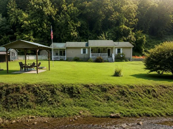 26 Daniels Ln, Matewan, WV 25678