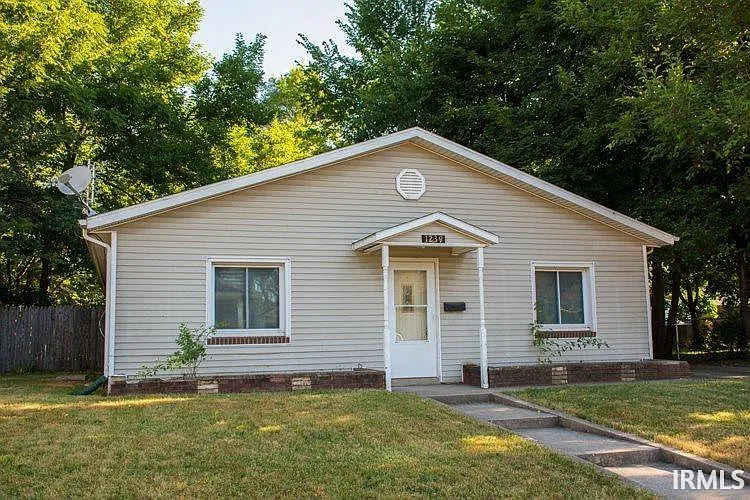 1239 E Madison St photo 1