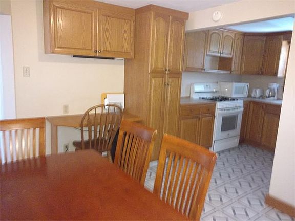 5th image of 556 Elm St