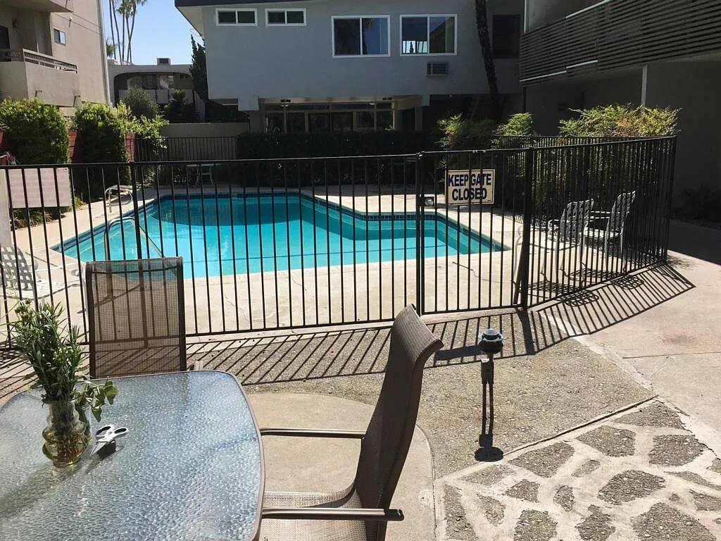 5305 Lindley Ave — Photo 2