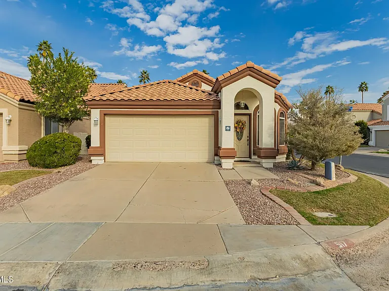 517 S Paradise Dr — Photo 1