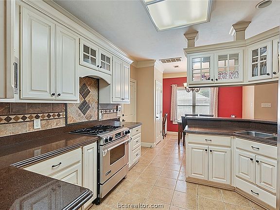 4th image of 1400 Stonebridge Ct
