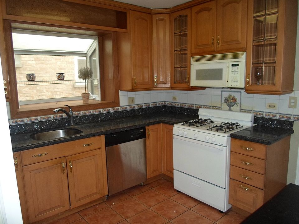 1st image of 2730 W Balmoral Ave #1