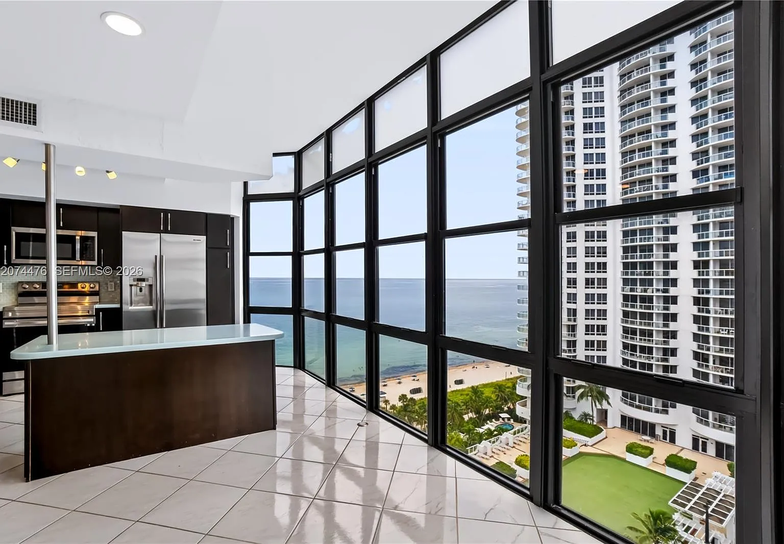 Mar Del Plata Condo — Photo 3