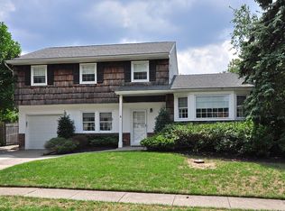 18 Hastings St, Dix Hills, NY 11746