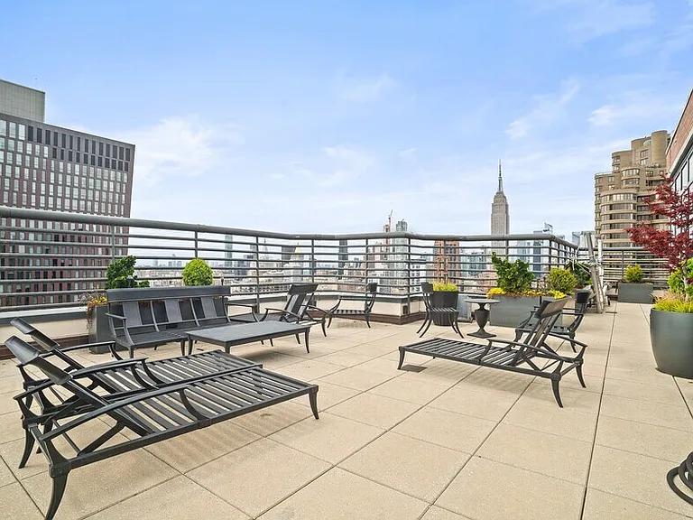415 E 37th St #5D — Photo 22