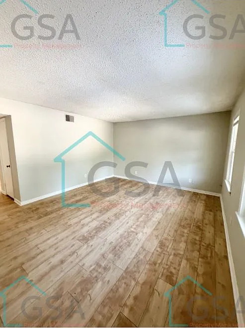 3 bed, 1.5 bath, 1200 sqft, $1,250 — Photo 3