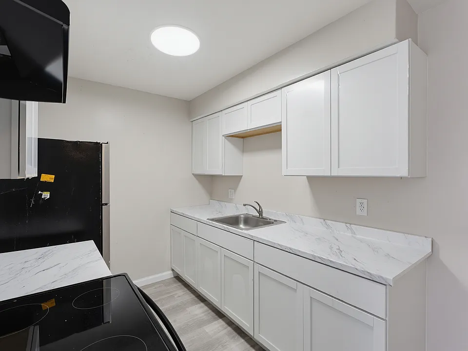 Kitchen, stainless steel appliances included, lots of counter space