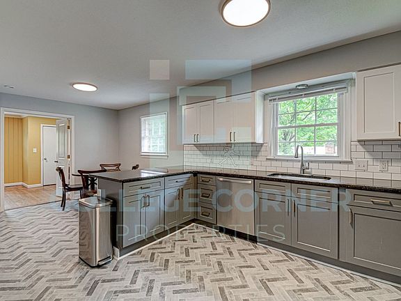 3rd image of 810 Polo Rd