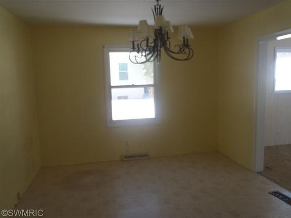 4th image of 2479 Richmond St NW