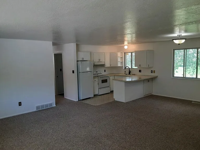 10295 S Highway 165 — Photo 9