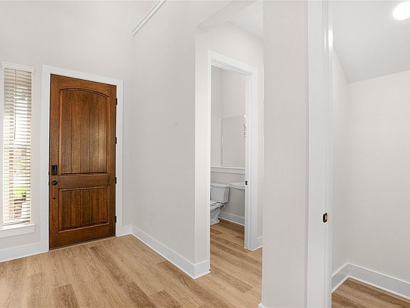 4th image of 2116 Tobiano Trce