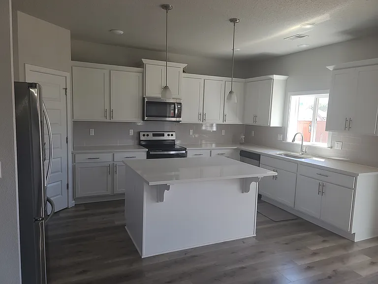 715 E Erica St — Photo 3