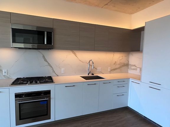 5th image of 629 W Lake St #912