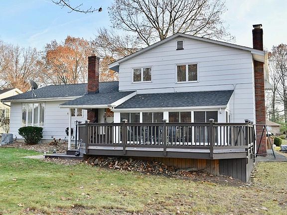 3rd image of 754 Mapleridge Dr