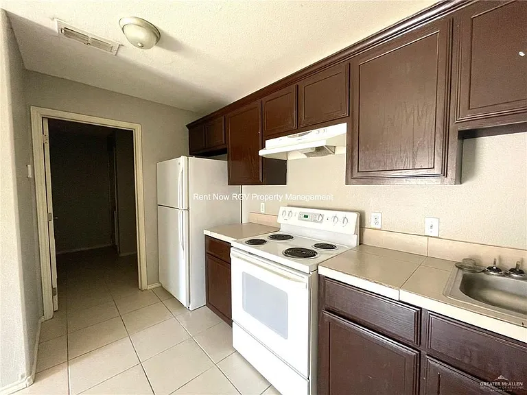 2010 Miroslava Ave #4 — Photo 9