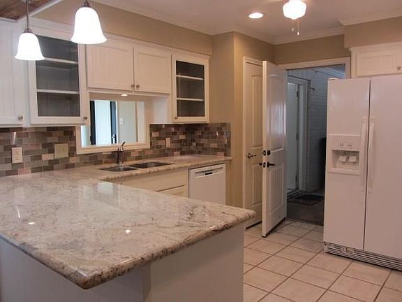 5th image of 810 Broadmoor Dr