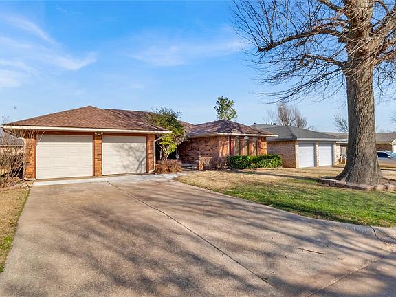 3rd image of 3416 Oak Grove Dr