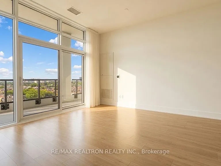 858 Dupont St #Penthouse 35 — Photo 4