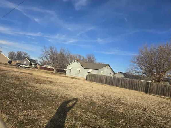 800 E Wisconsin St, Russell, KS 67665