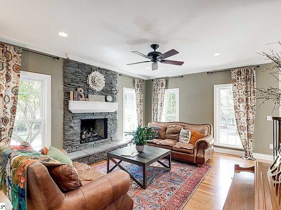 3rd image of 143 Kingswood Cir