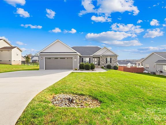 4th image of 152 Greythorn Dr